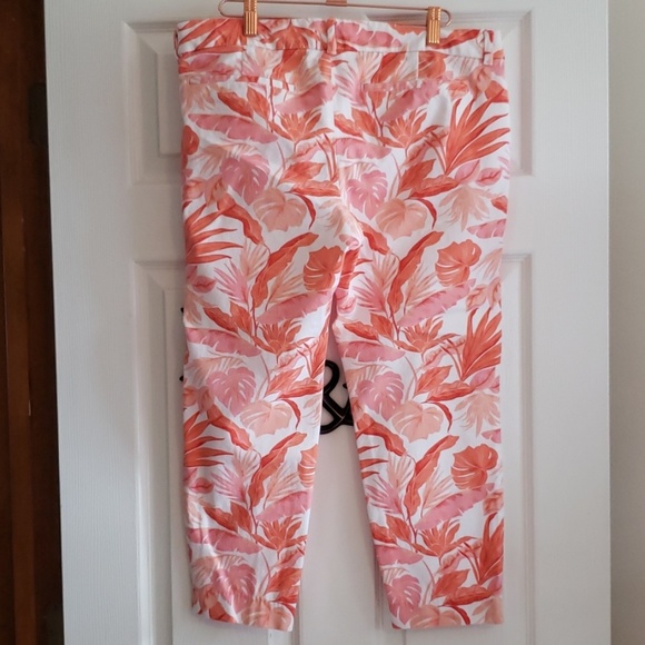 Loved Old Navy Pixie capri floral salmon pants - Picture 2 of 4